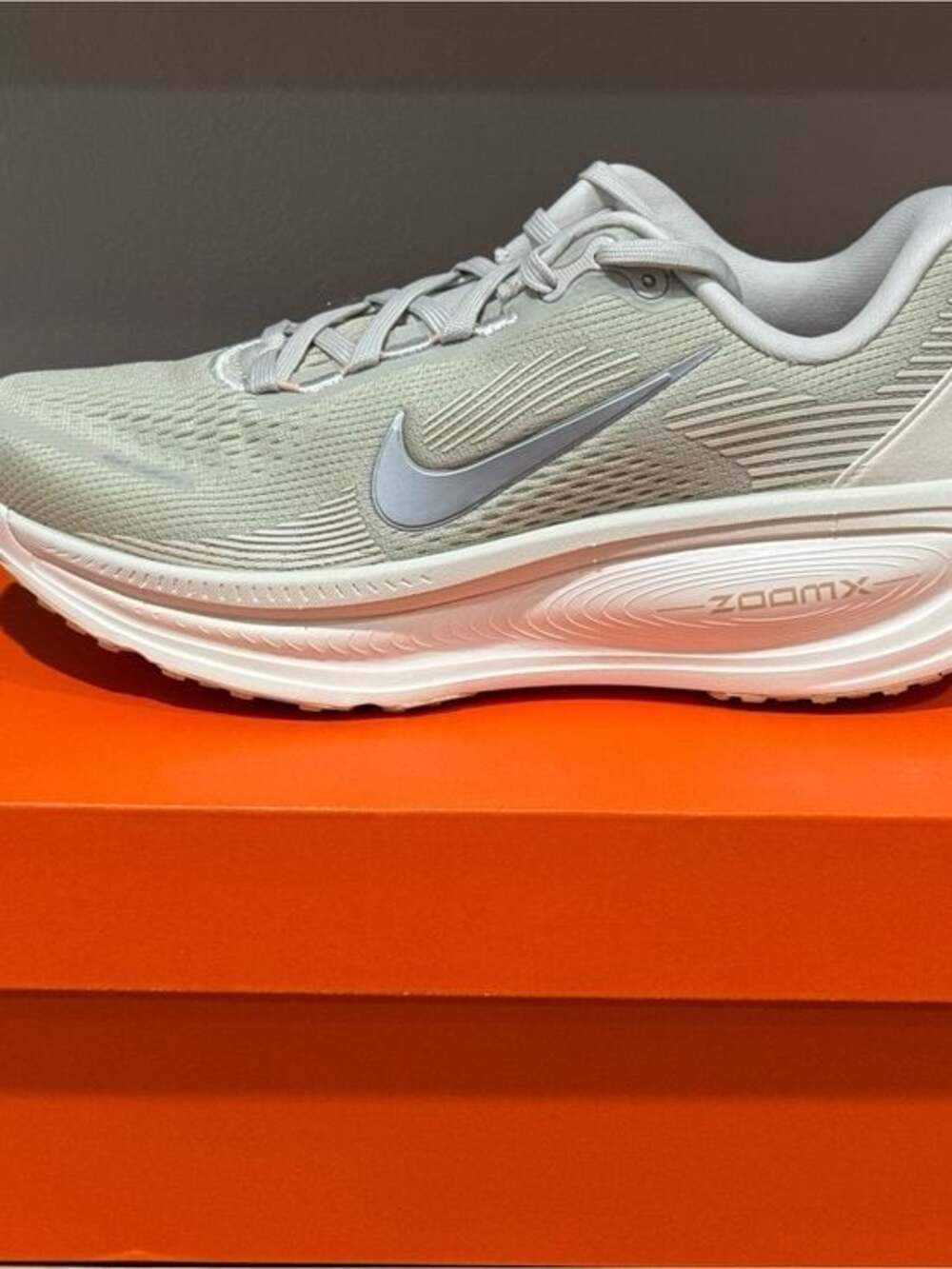 NIB Nike Vomero 18, Women’s size 7, ZoomX Running Shoe, Bone & Silver